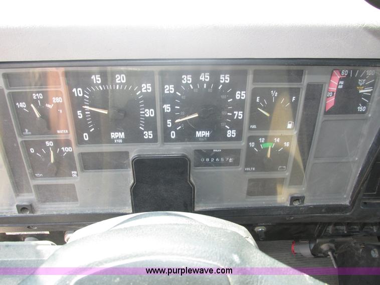 image for item H1181 2001 International 4700 dump truck