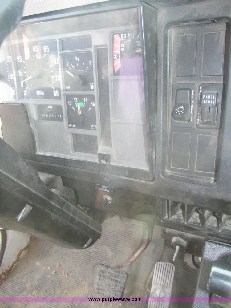 image for item H1181 2001 International 4700 dump truck