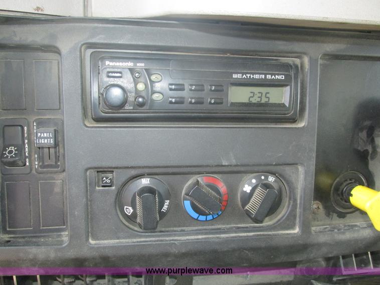 image for item H1181 2001 International 4700 dump truck