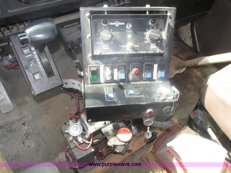 image for item H1181 2001 International 4700 dump truck