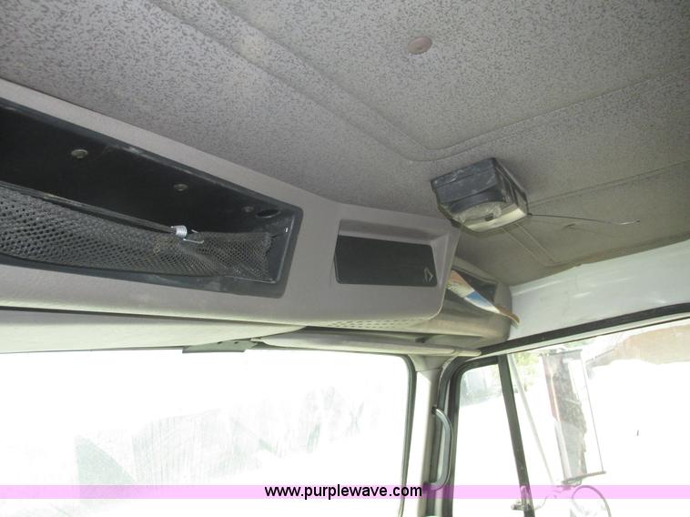 image for item H1181 2001 International 4700 dump truck