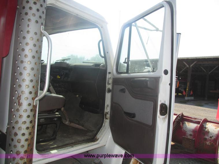 image for item H1181 2001 International 4700 dump truck