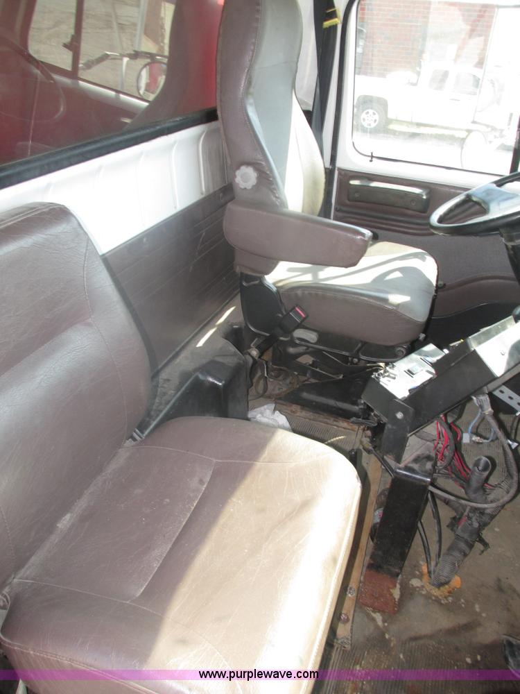 image for item H1181 2001 International 4700 dump truck