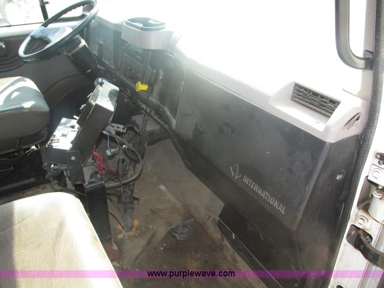 image for item H1181 2001 International 4700 dump truck