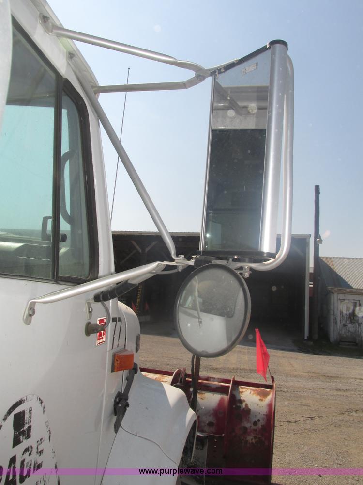 image for item H1181 2001 International 4700 dump truck