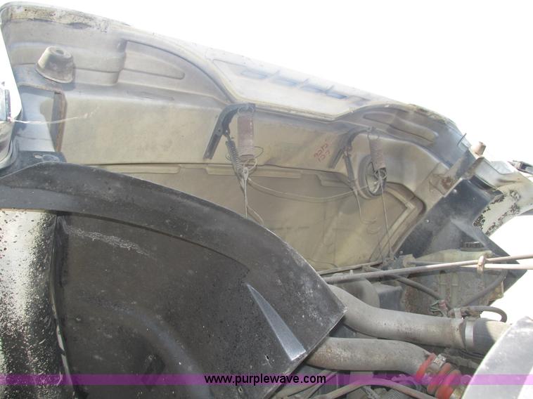 image for item H1181 2001 International 4700 dump truck