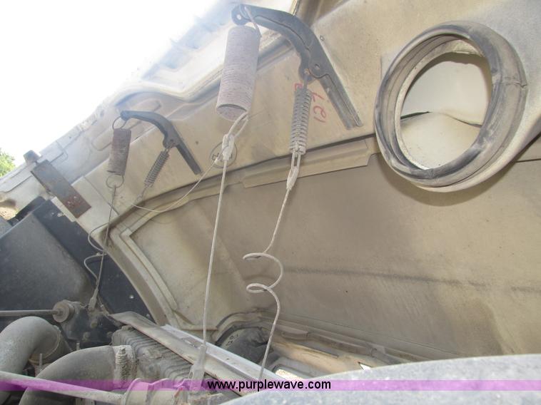 image for item H1181 2001 International 4700 dump truck