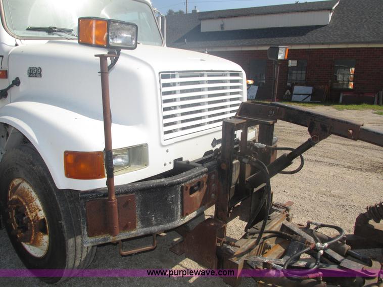 image for item H1181 2001 International 4700 dump truck