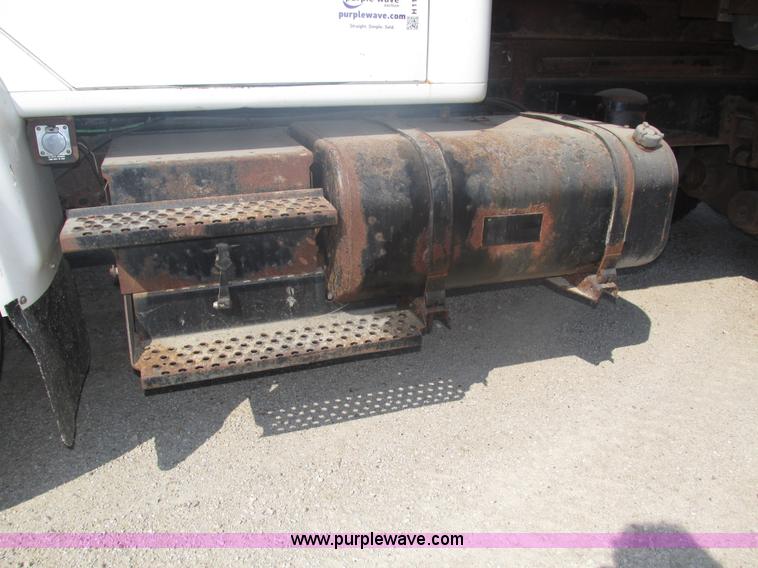 image for item H1181 2001 International 4700 dump truck