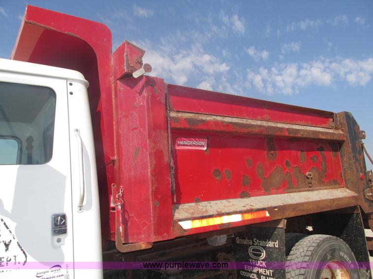 image for item H1181 2001 International 4700 dump truck