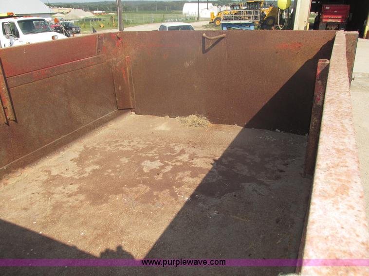 image for item H1181 2001 International 4700 dump truck