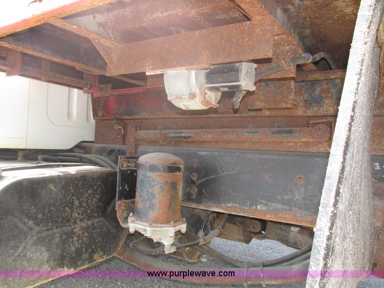 image for item H1181 2001 International 4700 dump truck
