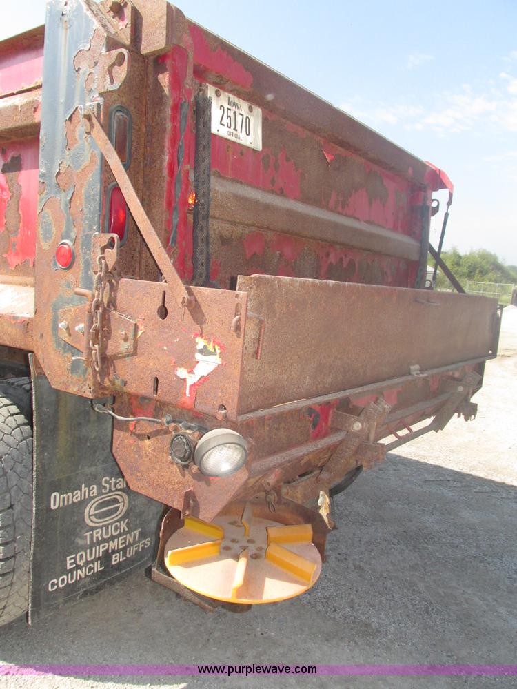 image for item H1181 2001 International 4700 dump truck