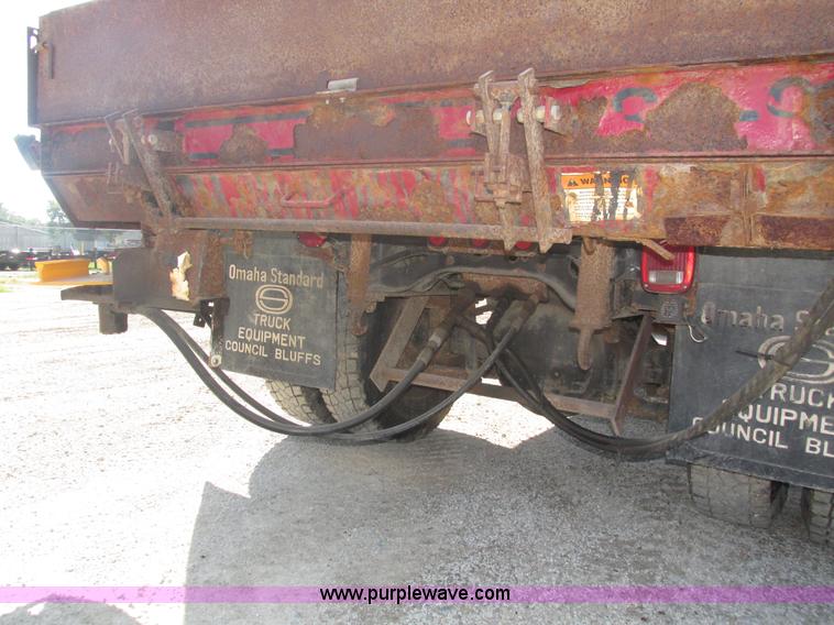 image for item H1181 2001 International 4700 dump truck