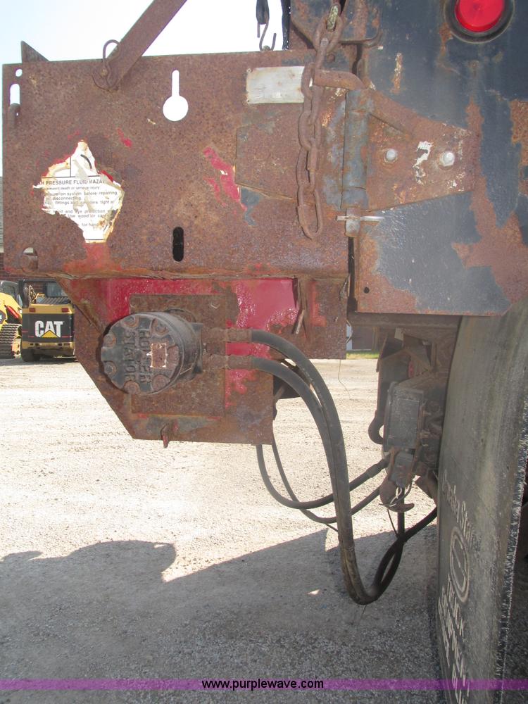 image for item H1181 2001 International 4700 dump truck