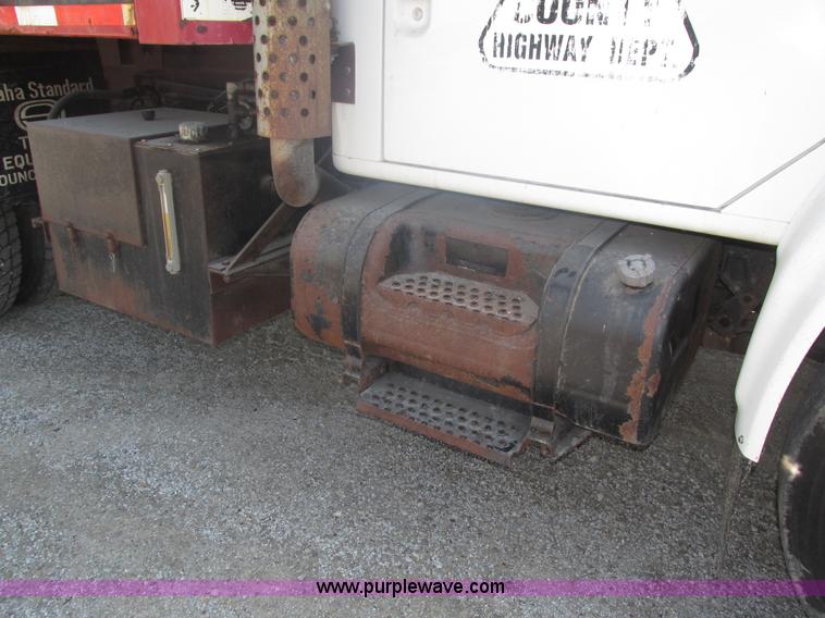 image for item H1181 2001 International 4700 dump truck