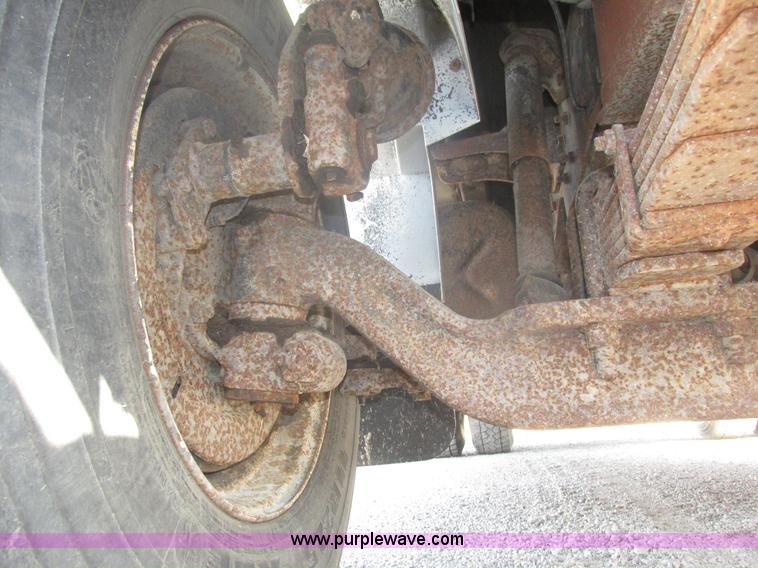 image for item H1181 2001 International 4700 dump truck