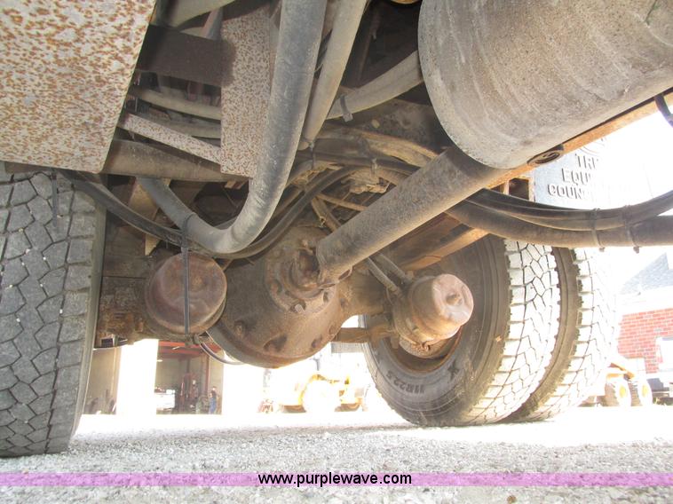 image for item H1181 2001 International 4700 dump truck