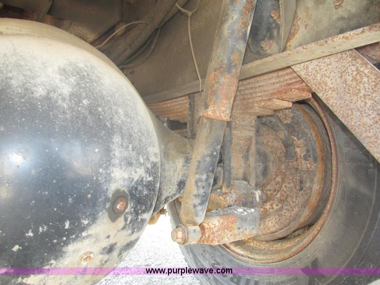 image for item H1181 2001 International 4700 dump truck