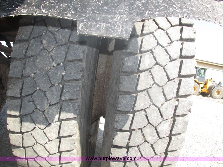 image for item H1181 2001 International 4700 dump truck