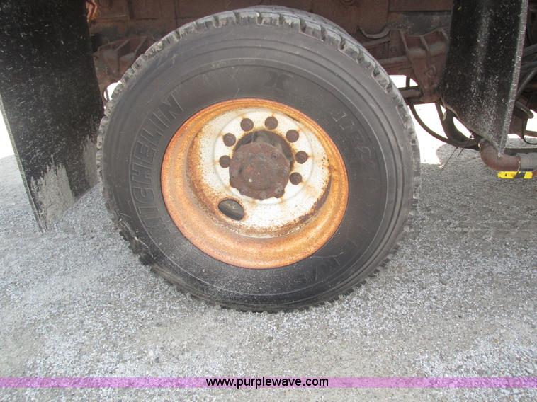 image for item H1181 2001 International 4700 dump truck