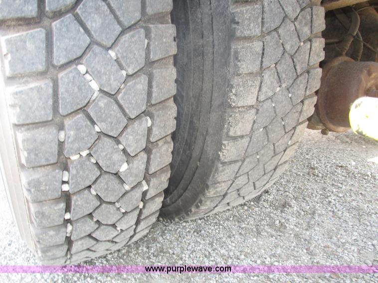 image for item H1181 2001 International 4700 dump truck