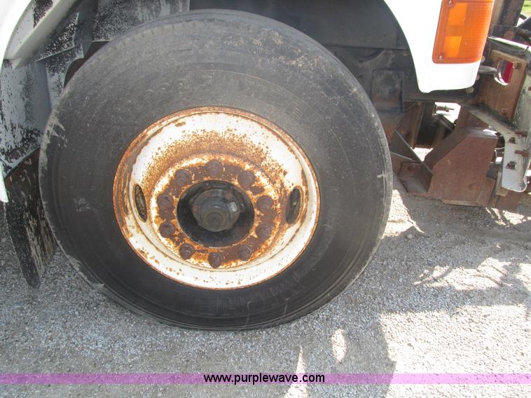 image for item H1181 2001 International 4700 dump truck