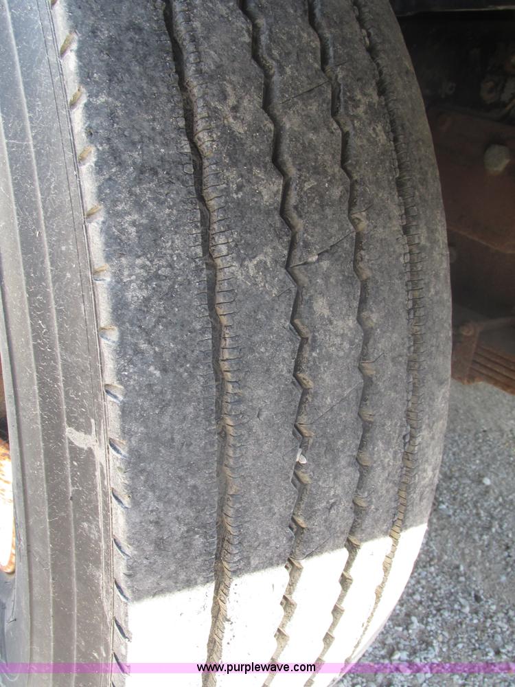 image for item H1181 2001 International 4700 dump truck