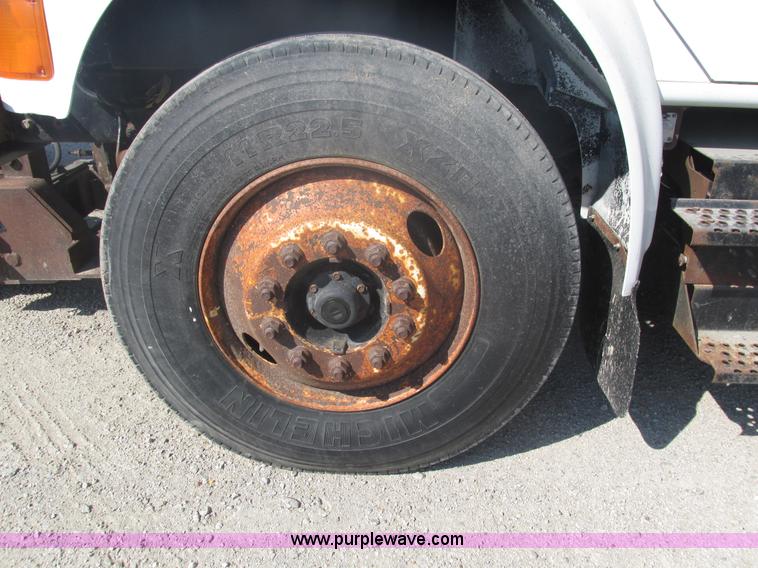 image for item H1181 2001 International 4700 dump truck