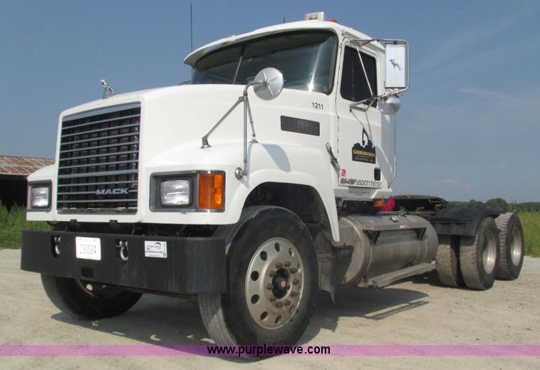 image for item H1190 2001 Mack CH613 semi truck