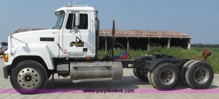 image for item H1190 2001 Mack CH613 semi truck
