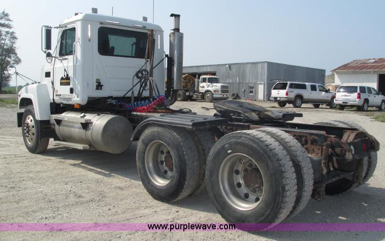 image for item H1190 2001 Mack CH613 semi truck