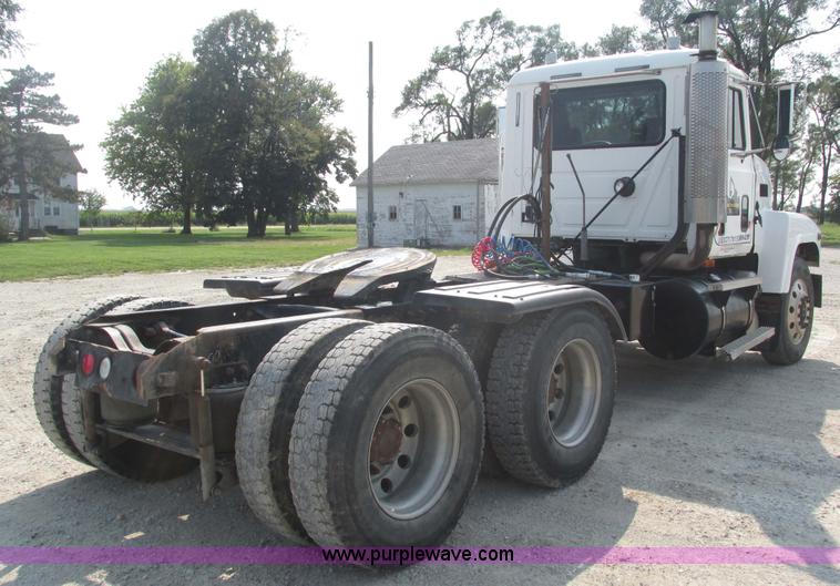 image for item H1190 2001 Mack CH613 semi truck