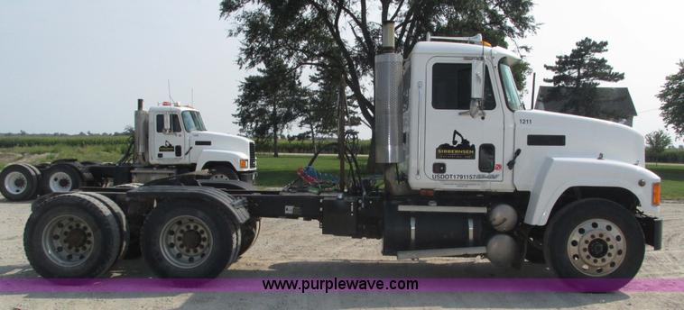 image for item H1190 2001 Mack CH613 semi truck