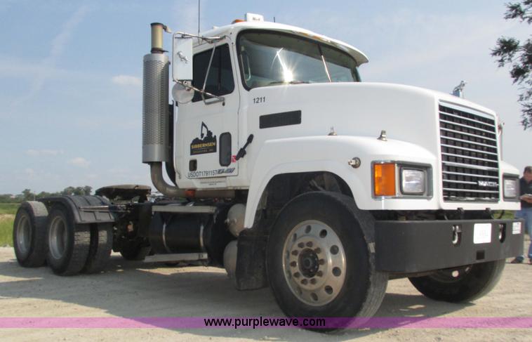 image for item H1190 2001 Mack CH613 semi truck