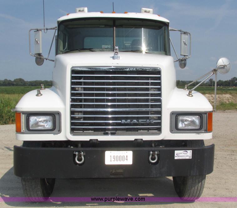 image for item H1190 2001 Mack CH613 semi truck