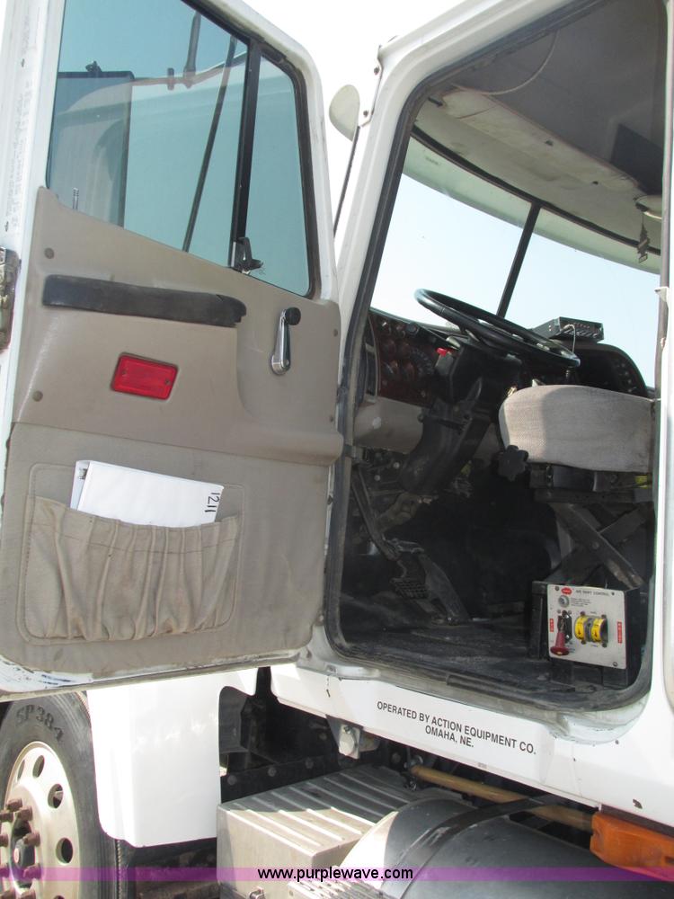 image for item H1190 2001 Mack CH613 semi truck