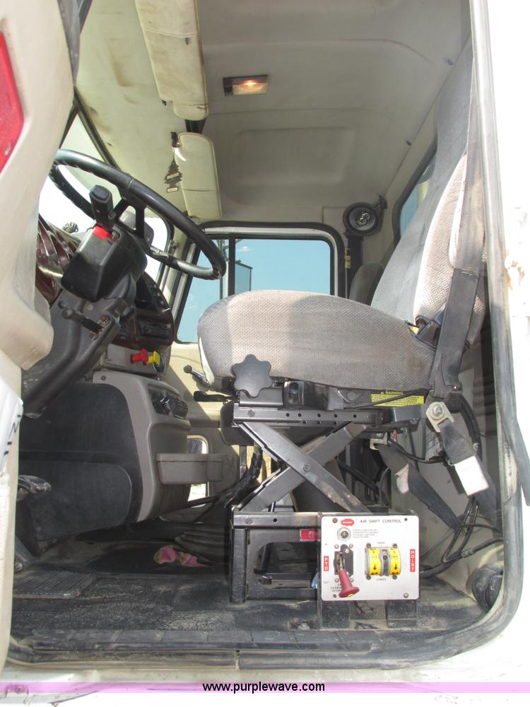 image for item H1190 2001 Mack CH613 semi truck