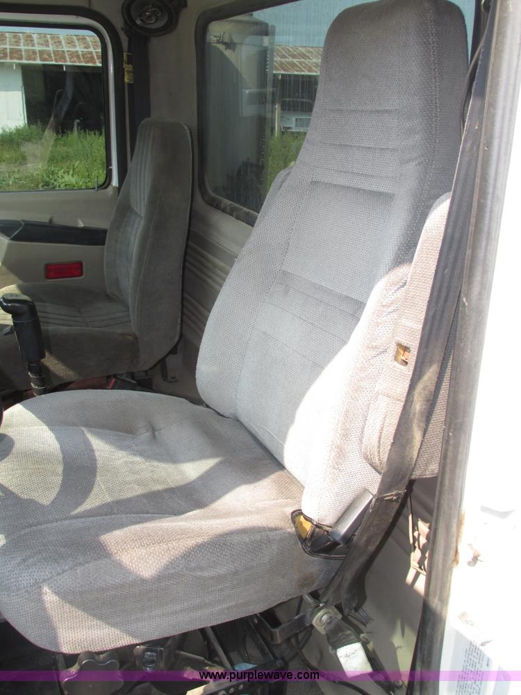 image for item H1190 2001 Mack CH613 semi truck