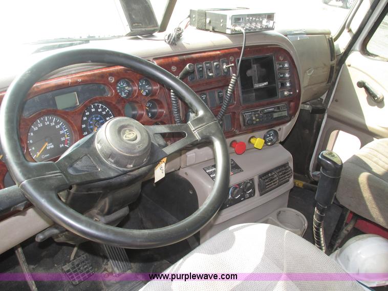 image for item H1190 2001 Mack CH613 semi truck