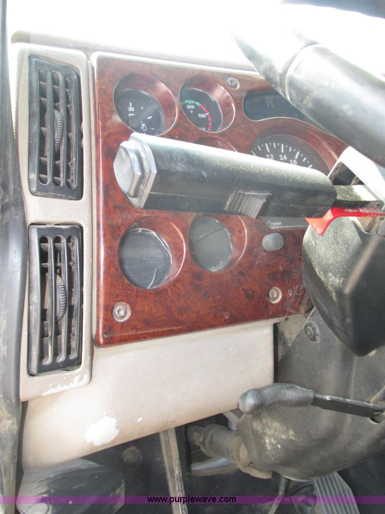 image for item H1190 2001 Mack CH613 semi truck