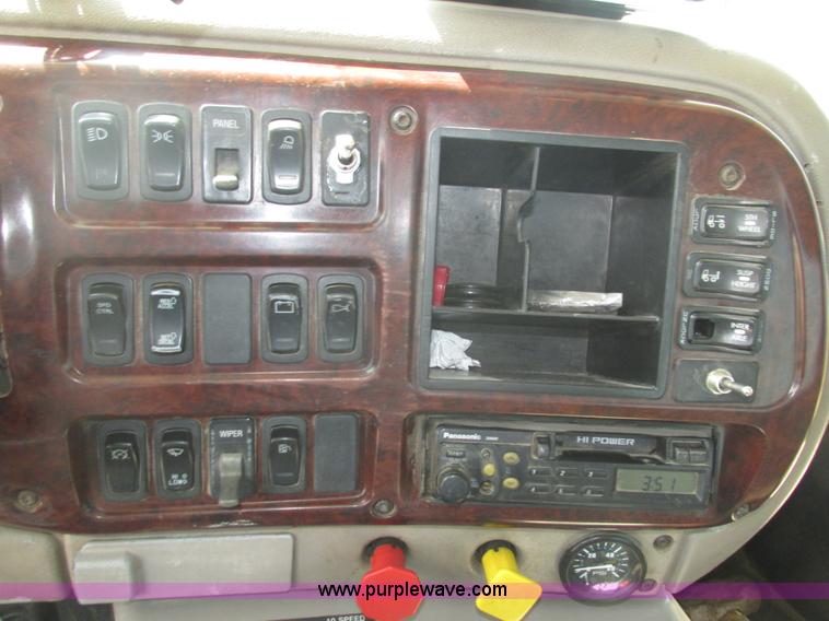 image for item H1190 2001 Mack CH613 semi truck