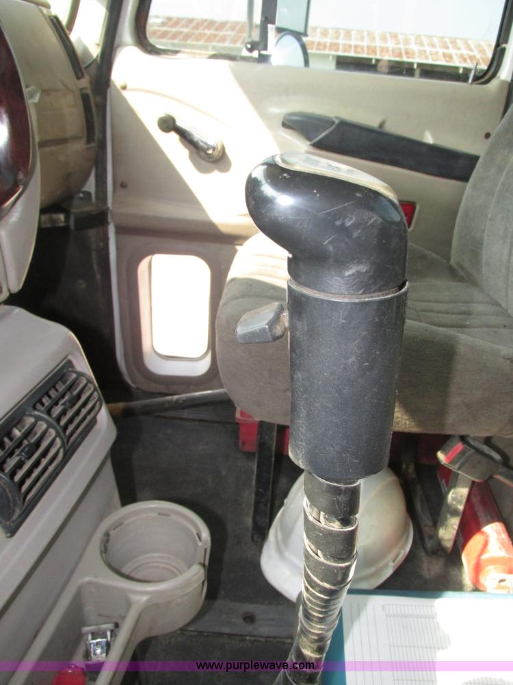 image for item H1190 2001 Mack CH613 semi truck