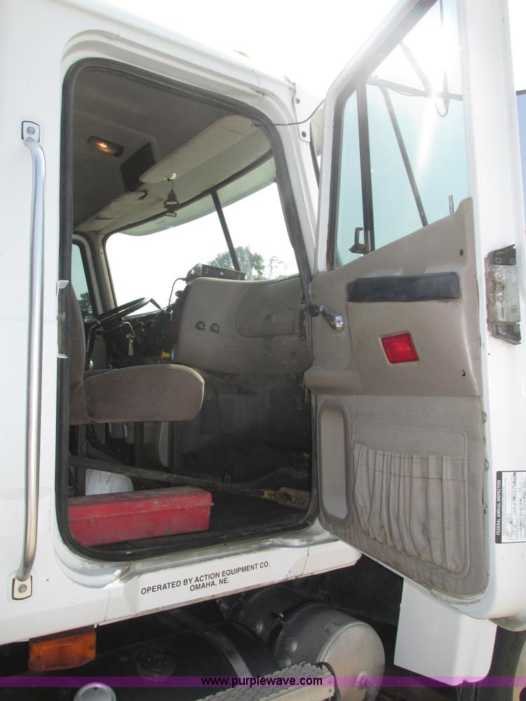 image for item H1190 2001 Mack CH613 semi truck