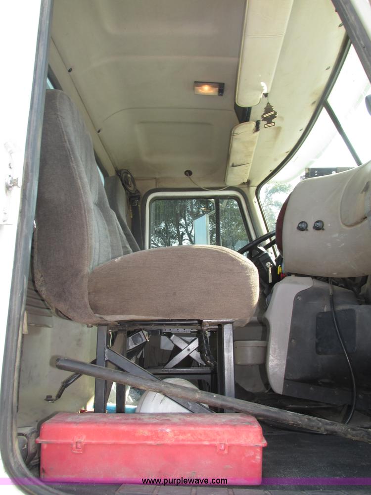 image for item H1190 2001 Mack CH613 semi truck