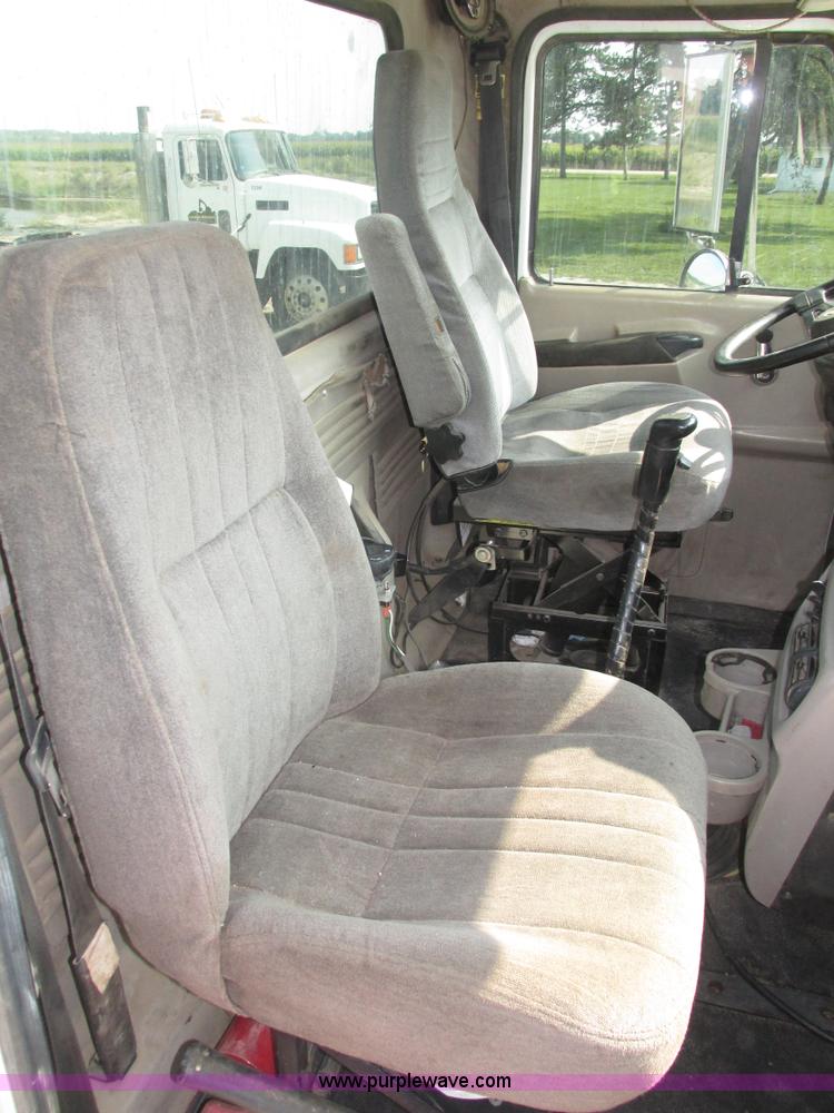 image for item H1190 2001 Mack CH613 semi truck