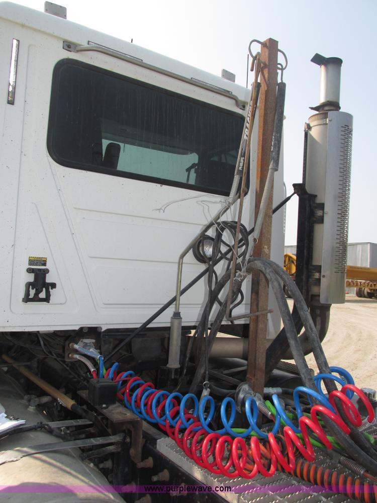 image for item H1190 2001 Mack CH613 semi truck