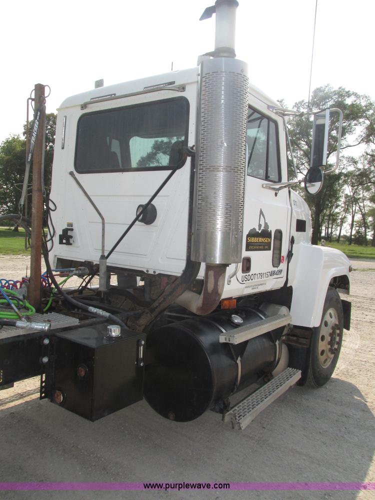 image for item H1190 2001 Mack CH613 semi truck