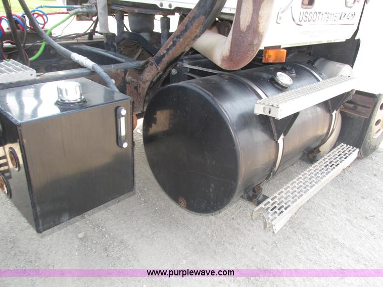 image for item H1190 2001 Mack CH613 semi truck