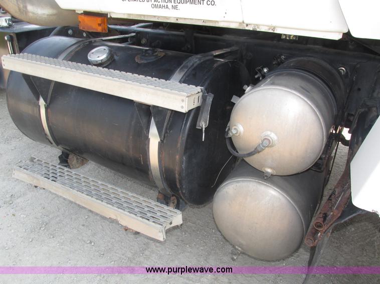 image for item H1190 2001 Mack CH613 semi truck